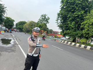 Patroli Lalu Lintas Diperketat, Satlantas Polres Pelabuhan Tanjung Perak Gelar Pemantauan dalam Operasi Zebra Semeru 2025