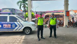 Patroli Polsek Semampir Tingkatkan Pengawasan di Terminal Wisata Religi Ampel