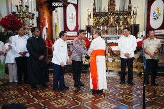 Tinjau 2 Gereja, Kapolri Pastikan Pengamanan dan Pelayanan Misa Malam Natal