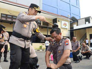 Apresiasi Kinerja Akhir Tahun, 47 Personel Polres Pelabuhan Tanjung Perak Naik Pangkat.