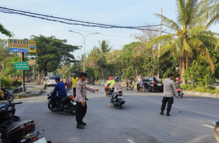 Pengaturan Lalu Lintas Pagi di Pertigaan Jalan Nambangan, Polsek Kenjeran Fokus Antisipasi 3C dan Kecelakaan