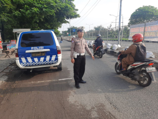 Pengaturan Pos Awal Polsek Kenjeran di Depan Pos Suramadu untuk Menjaga Kelancaran Arus Lalu Lintas