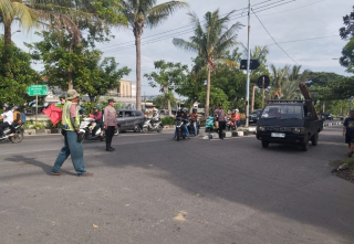 Patroli dan Pengaturan Lalu Lintas Polsek Kenjeran di Pertigaan Nambangan untuk Menjaga Kelancaran Akses Pendidikan