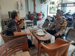 Kegiatan Sambang Bhabinkamtibmas Perak Barat dalam Upaya Menjaga Kerukunan dan Stabilitas Kamtibmas