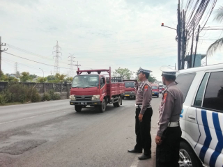 Pemantauan Arus Lalu Lintas oleh Personil Polsek Krembangan di Sepanjang Jalan Kalianak