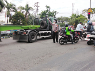 Pemantauan dan Pengalihan Arus oleh Polsek Krembangan untuk Mengurai Kepadatan di Ruas Kalianak