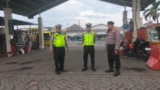 Patroli Harkamtibmas Polsek Semampir di Terminal Religi Sunan Ampel untuk Antisipasi Kerawanan dan Pengamanan Peziarah