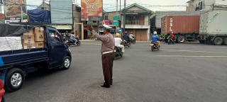 Pemantauan Lalu Lintas dan Antisipasi Kerawanan oleh Personil Polsek Krembangan di Simpang Tiga Mbah Ratu