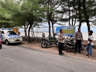 Patroli Harkamtibmas Polsek Kenjeran Tingkatkan Pengawasan di Kawasan Pantai Batu Batu