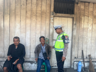 Sosialisasi Tatap Muka Satlantas Polres Pelabuhan Tanjung Perak dalam Upaya Meningkatkan Kesadaran Berlalu Lintas Masyarakat