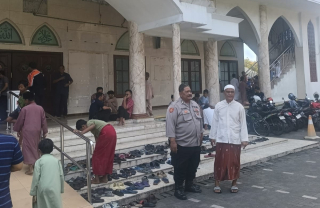 Patroli dan Pengawasan Pelaksanaan Salat Jumat oleh Personel Polsek Krembangan