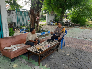 Bhabinkamtibmas Perak Barat Sambang Warga Lapangan Kolombo, Ingatkan Orang Tua Waspadai Tawuran hingga Bahaya Narkoba