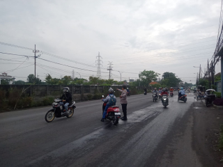 Polsek Krembangan Lakukan Pos Awal di Jalan Kalianak, Pastikan Kelancaran Lalin di Jam Sibuk Pagi