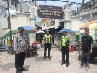 Patroli Harkamtibmas Polsek Semampir Tingkatkan Pengamanan di Kawasan Religi Sunan Ampel