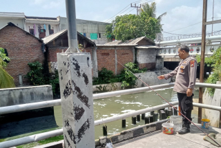 Patroli Pengecekan Debit Air Polsek Krembangan Pastikan Kondisi Tetap Terkendali