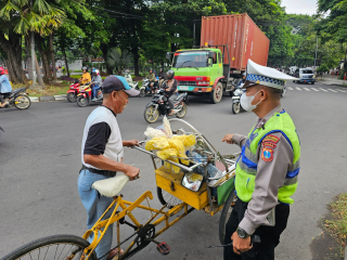 Sosialisasi Tatap Muka Satlantas Polres Pelabuhan Tanjung Perak Ajak Masyarakat Tertib Berlalu Lintas