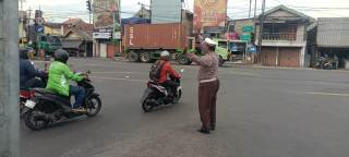 Polsek Krembangan Laksanakan Commander Wish Pagi di Simpang Tiga Mbah Ratu