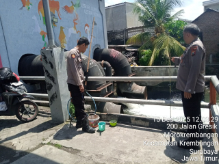 Patroli Harkamtibmas Polsek Krembangan di Jalan Tanjung Sadari Pantau Keamanan dan Debit Air