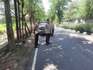 Patroli Polsek Kenjeran Antisipasi Kerawanan 3C di Pantai Batu-Batu