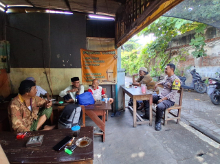 Bhabinkamtibmas Ampel Polsek Semampir Cangkrukan Bersama Warga, Titipkan Pesan Jaga Kamtibmas