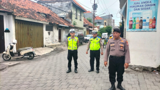 Patroli Harkamtibmas Polsek Semampir Antisipasi Kerawanan di Jalan Petukangan