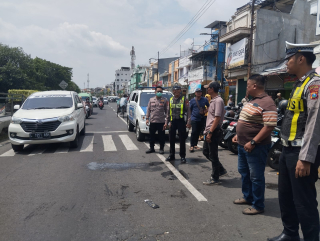 Patroli Kamtibmas Polsek Semampir Amankan Aktivitas Peziarah di Kawasan Wisata Religi Sunan Ampel
