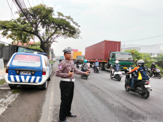 Pemantauan Arus Lalu Lintas di Jalan Kalianak, Polsek Krembangan Pastikan Situasi Aman dan Terkendali