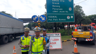 Kegiatan Gabungan Sat PJR Polda Jatim dan Satlantas Polres Pelabuhan Tanjung Perak Lakukan Pembatasan Angkutan Barang
