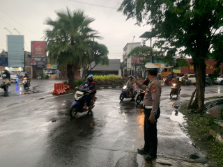 Pos Akhir Polsek Krembangan Antisipasi Kemacetan dan Laka Lantas di TL Mbah Ratu