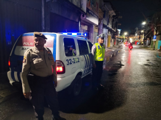 Personel Polsek Pabean Cantikan Stand By di Jalan Kembang Jepun Antisipasi Gangguan Kamtibmas