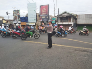 Pengaturan Lalu Lintas Pos Awal di Pertigaan Mbah Ratu, Polsek Krembangan Antisipasi Kemacetan Pagi Hari