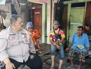 Patroli dan Sambang Polsek Krembangan di Dupak Bangunsari, Sampaikan Himbauan Kamtibmas