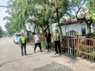 Polsek Semampir lakukan patroli kamtibmas sambil pantau program budidaya ikan lele di Jalan Sidotopo