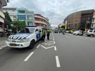 Patroli pemantauan arus lalu lintas Polsek Pabean Cantikan di Jalan Kembang Jepun