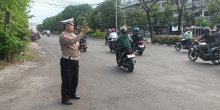 Pos Lalu Lintas Sore di Simpang Tiga Mbah Ratu, Polsek Krembangan Antisipasi Kepadatan Arus Pulang Kerja