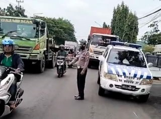 Polsek Krembangan Laksanakan Patroli Antisipasi Laka Lantas Dan Peningkatan Volume Kendaraan Menuju Jalan Gresik