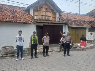 Personil Polsek Semampir Laksanakan Patroli Kamtibmas Di Jalan Petukangan