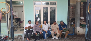 Bhabinkamtibmas Krembangan Utara Bersama Staf Kelurahan Laksanakan Sambang Dan Koordinasi Keamanan Wilayah Kebalen Kulon