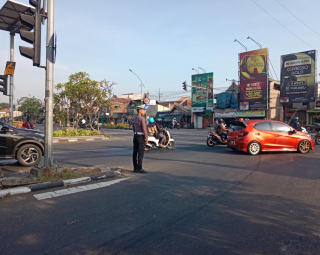 Personil Polsek Krembangan Laksanakan Giat Pos Awal Antisipasi Kemacetan Dan Rawan Laka Di Tl Mbahratu Jalan Gresik