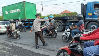 Personil Polsek Krembangan Laksanakan Pelayanan Pagi Di Jalan Kalianak