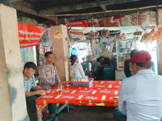 Bhabinkamtibmas Sukolilo Baru Laksanakan Sambang Warga Sambil Ngopi Bareng Titipkan Pesan Kamtibmas