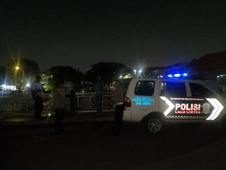 Personel Polsek Kenjeran Gelar Patroli Blue Light Di Jembatan Platuk Antisipasi Gangguan Kamtibmas
