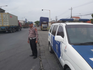Polsek Krembangan Intensifkan Patroli Antisipasi Kemacetan Dan Laka Lantas Di Jalan Kalianak Timur