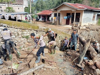 Gotong Royong Pascabanjir, Polri Pulihkan Drainase Tersumbat dan Gorong-gorong di Rusip Antara