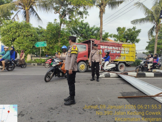 Bhabinkamtibmas Polsek Kenjeran Laksanakan Pengaturan Lalu Lintas Pos Awal di Pertigaan Nambangan
