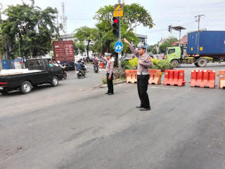 Pengalihan Arus Lalu Lintas Dilakukan Personil Polsek Krembangan, Kepadatan Menuju Jalan Kalianak Terurai