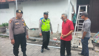 Patroli Kamtibmas di Jalan Petukangan, Personil Polsek Semampir Antisipasi Parkir Liar dan Kerawanan 3C
