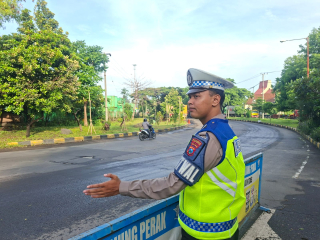 Satlantas Polres Pelabuhan Tanjung Perak Intensifkan Patroli dan Pengaturan Lalu Lintas dalam Rangka KRYD Pasca Ops Lilin Semeru 2025