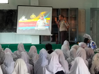 Polisi Hadir Di Lingkungan Pendidikan, Bhabinkamtibmas Bulak Banteng Dampingi Apel Pelajar SMP Cahaya Untuk Cegah Kenakalan Remaja Dan Bahaya Narkoba