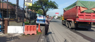 Personel Polsek Krembangan Pantau Arus Lalu Lintas Di Jalan Gadukan